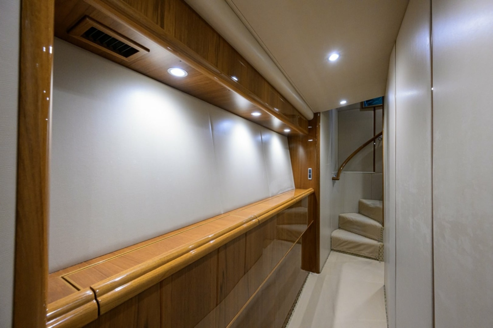 Viking 70 DESPERADO - Companionway
