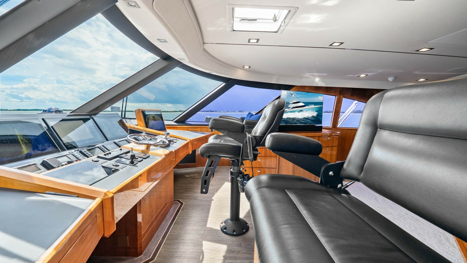 Enclosed Bridge Helm Station
