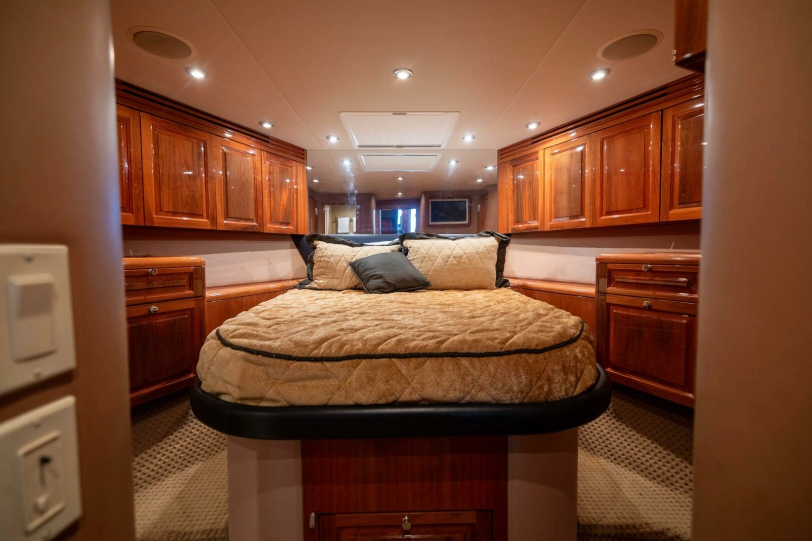 2005 Hatteras 68 Convertible photo 20