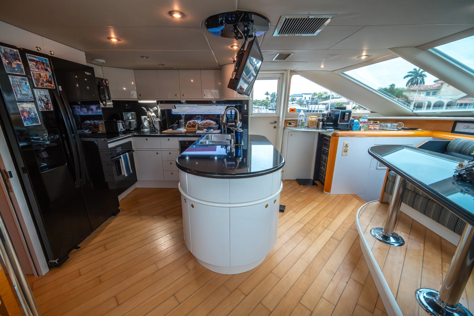 2000 Lazzara Yachts Skylounge