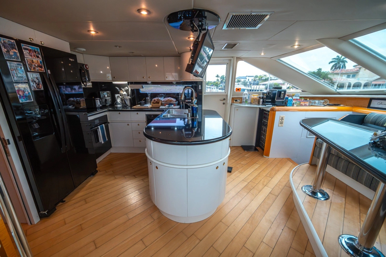 2000 Lazzara Yachts Skylounge
