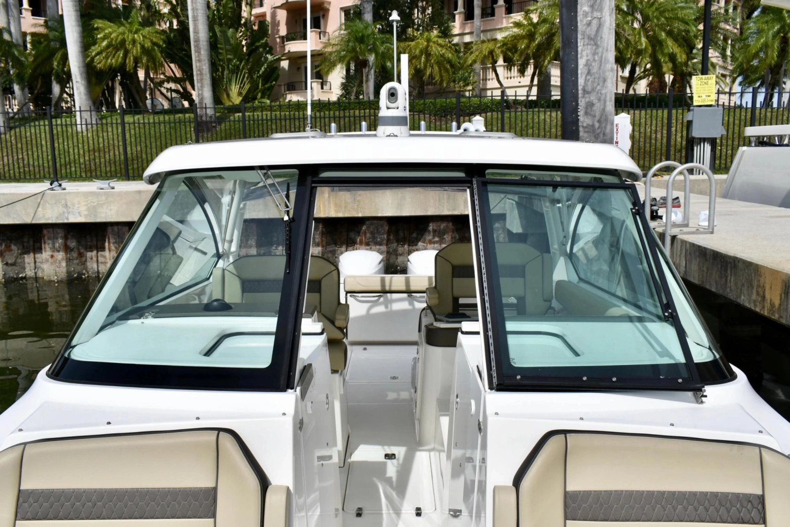 2019 Pursuit DC 325 Dual Console