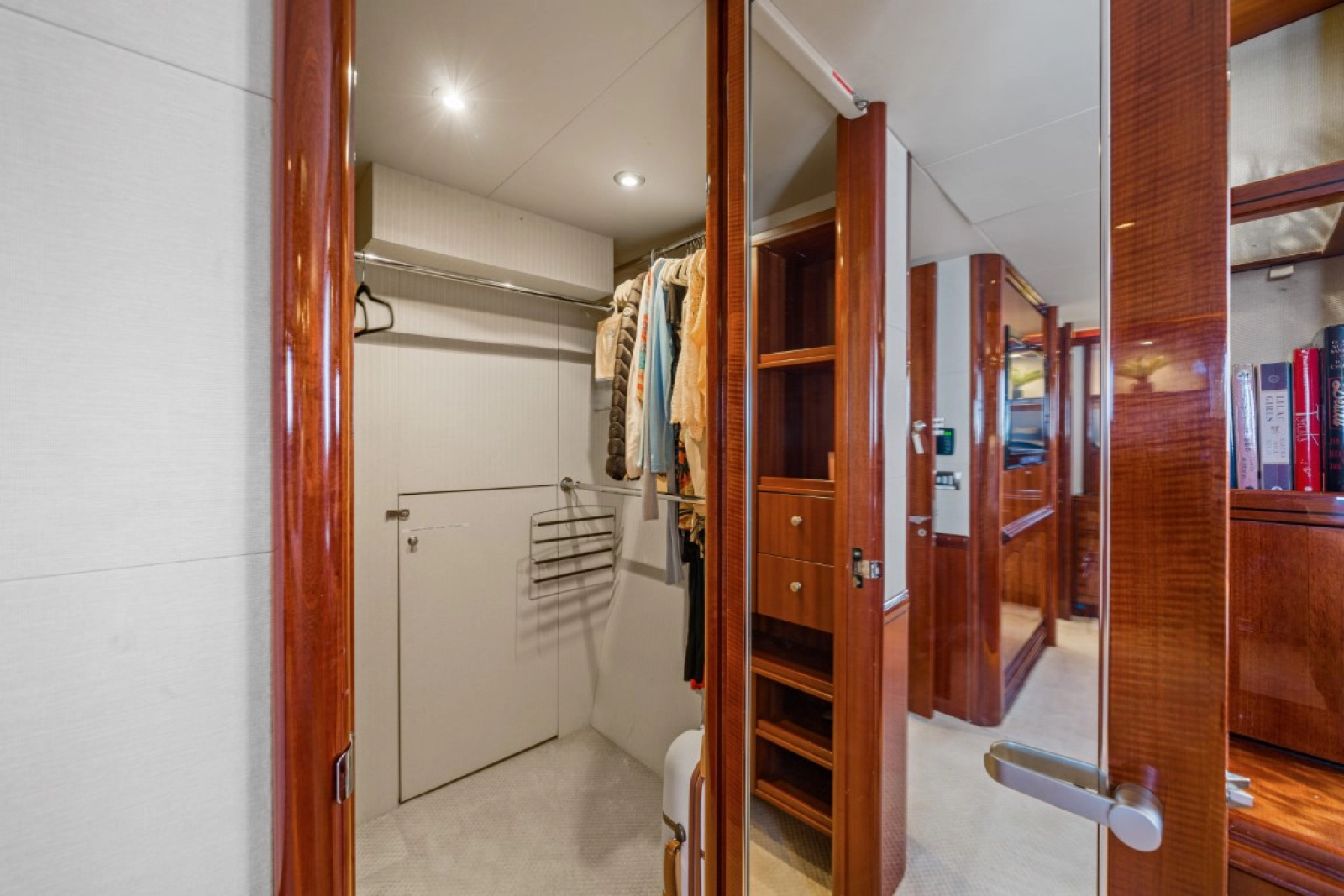 2004 Lazzara Yachts 80 Open Fly