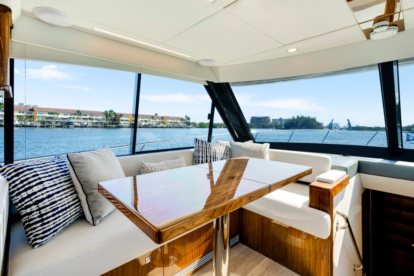 50 SPORTS MOTOR YACHT 50ft Riviera Yacht For Sale