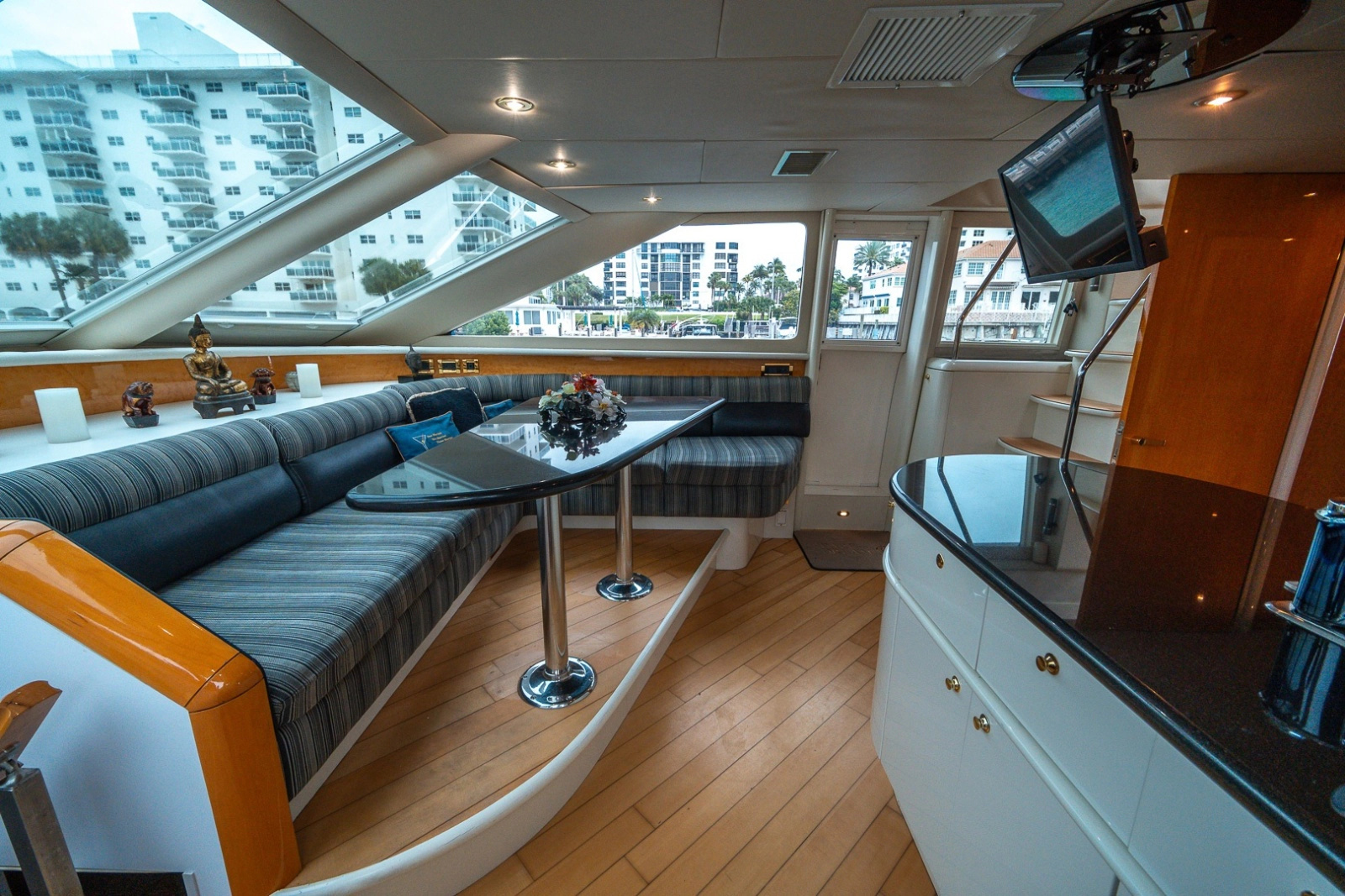 2000 Lazzara Yachts Skylounge