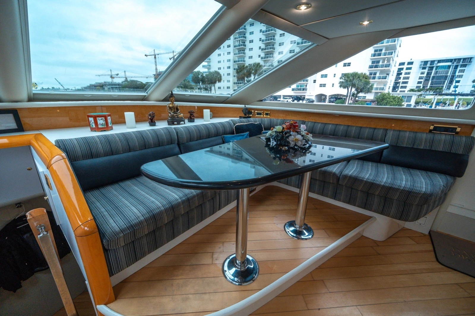 2000 Lazzara Yachts Skylounge