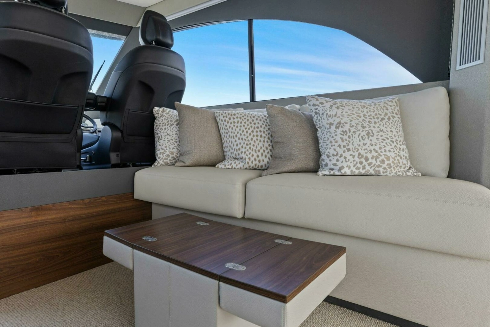 2025 Maritimo M600 - Helm Seating 