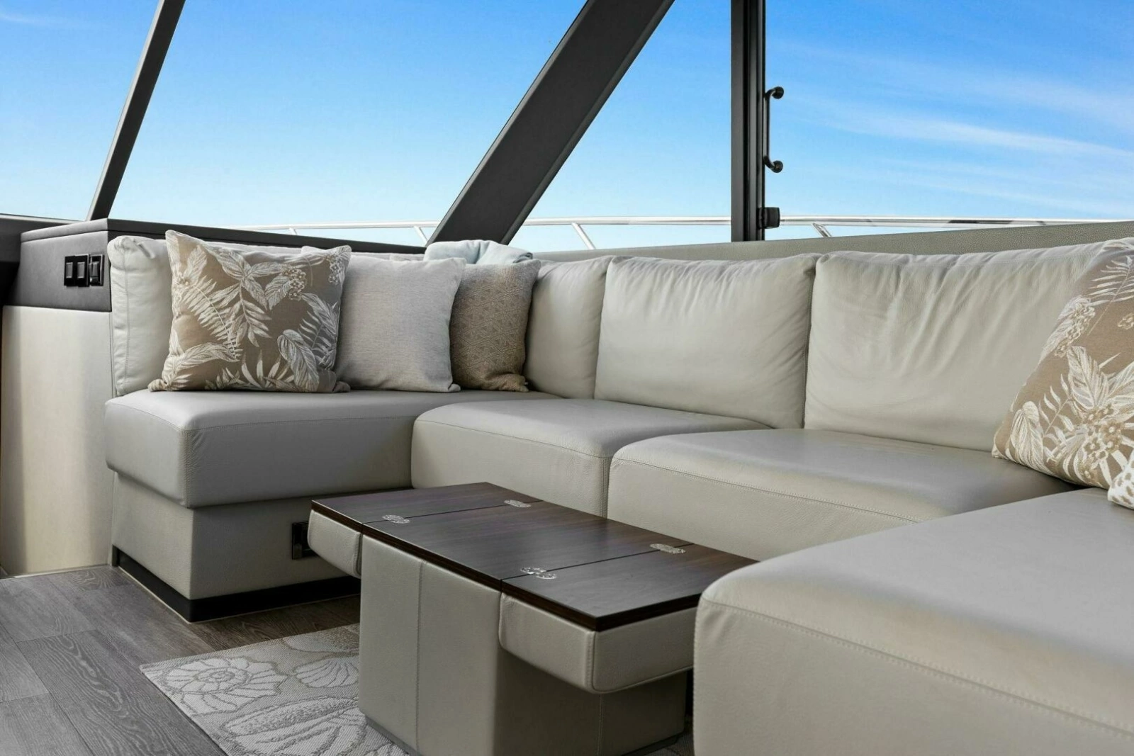 2025 Maritimo M600 - Helm Seating  