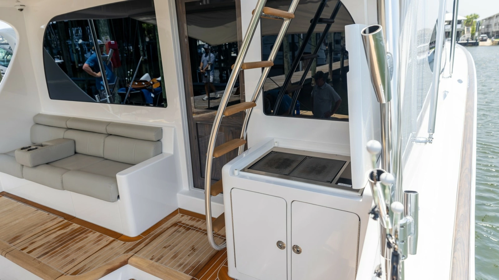 2021 65 Hatteras GT On the DL Cockpit Grill (3)