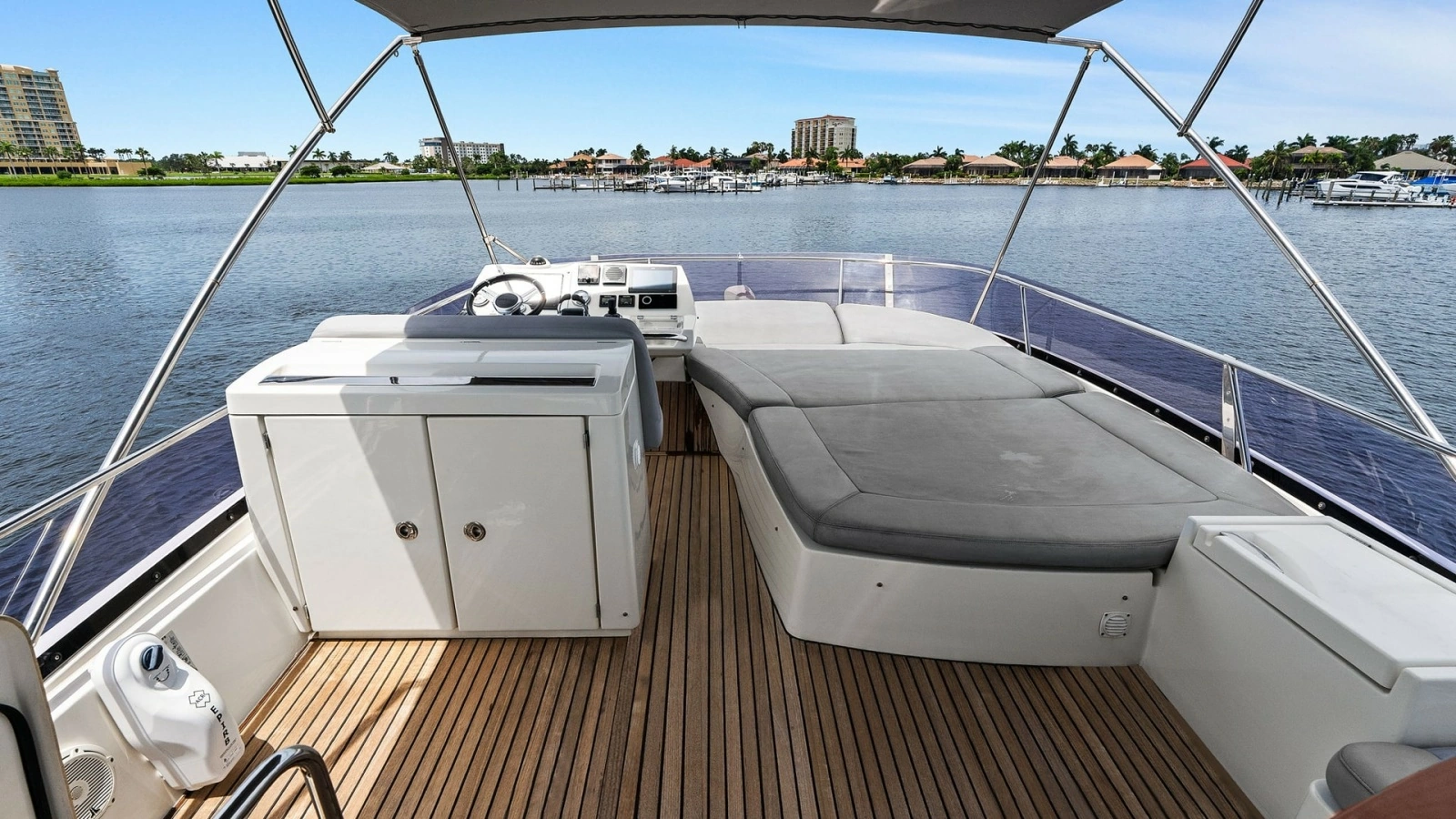 Flybridge Lounge with Sunpad