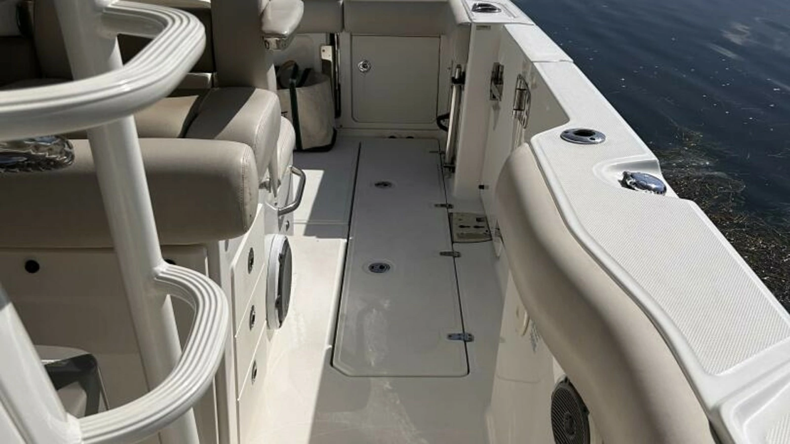 2017 33 Boston Whaler 330 Outrage Port Gunwale (2)