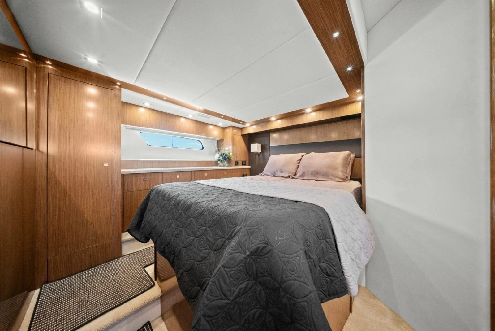 2014 Cruisers Yachts 48 Cantius