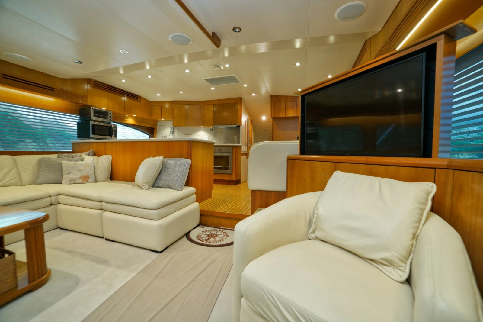 2005 Hatteras 68 Convertible - Salon