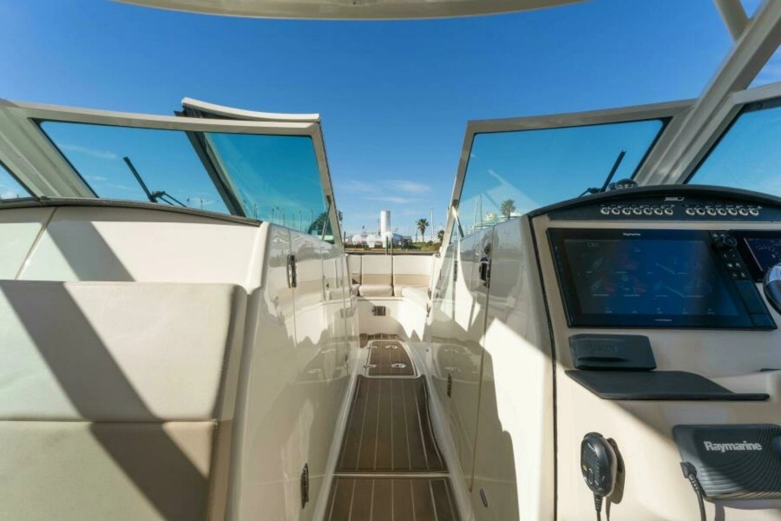 2017 Boston Whaler 320 Vantage Sutra
