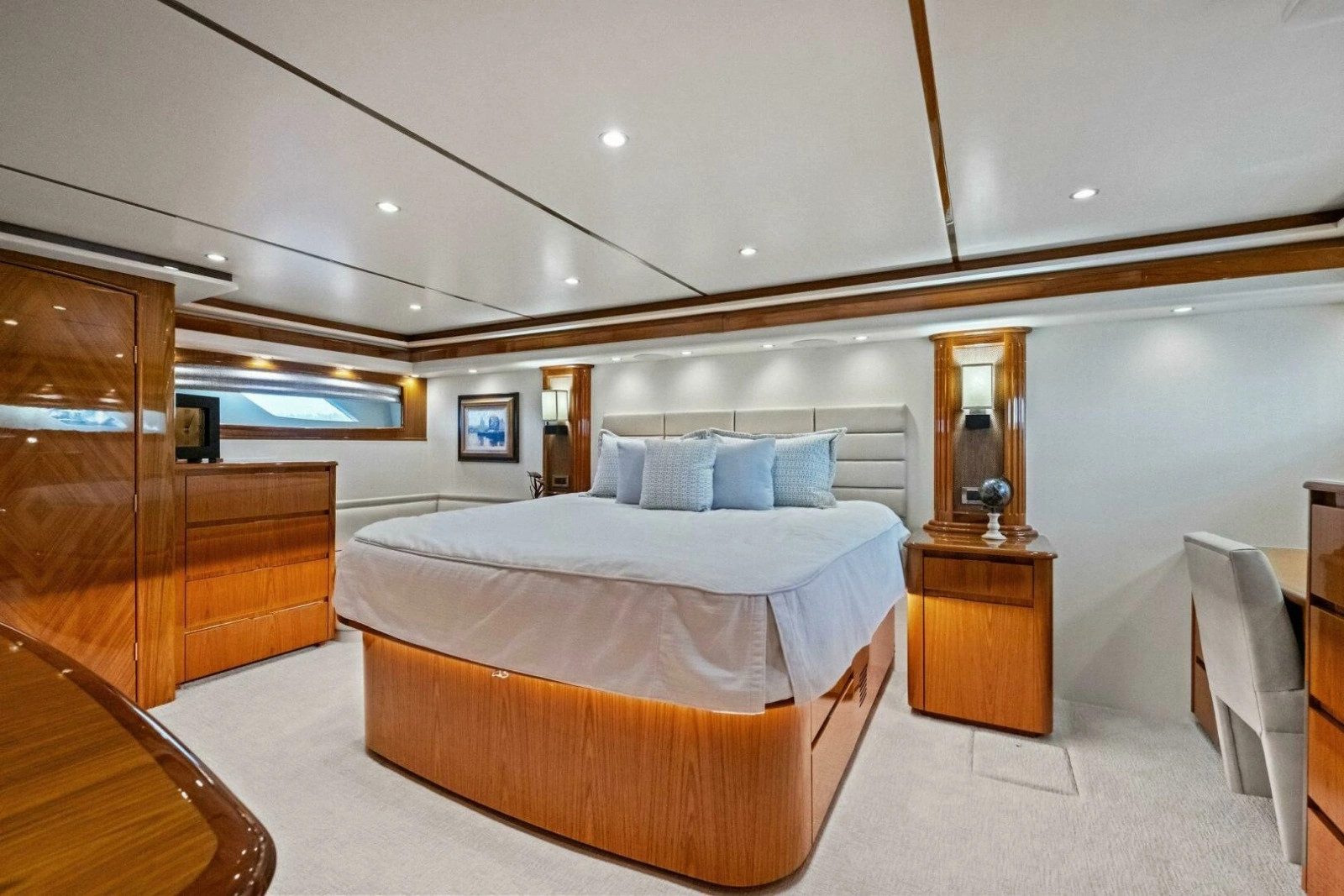 2012 Viking 82 Convertible photo 4