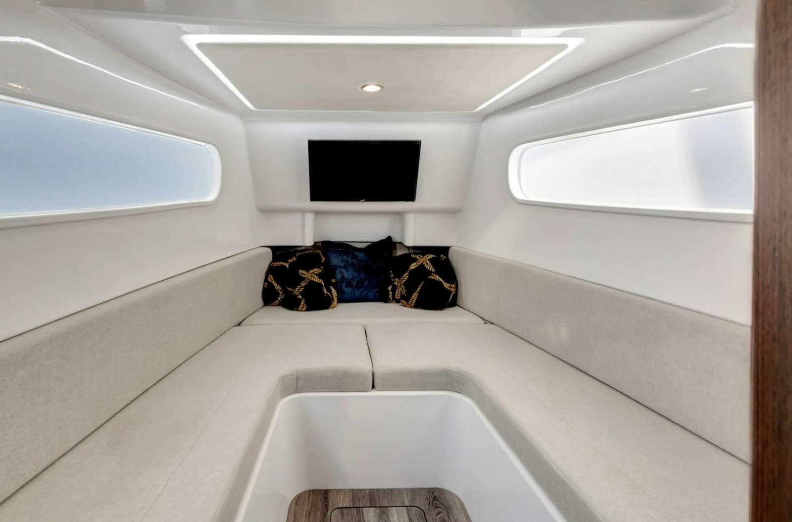 43' 2023 Jupiter 43 Center Console