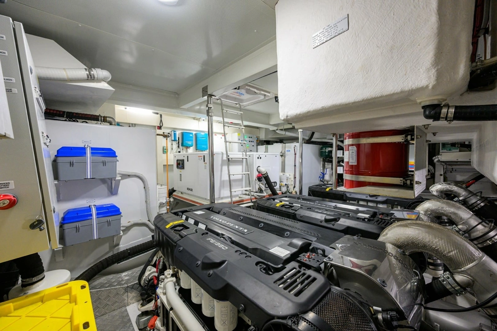 Azimut 78 - DT78 - Engine Room
