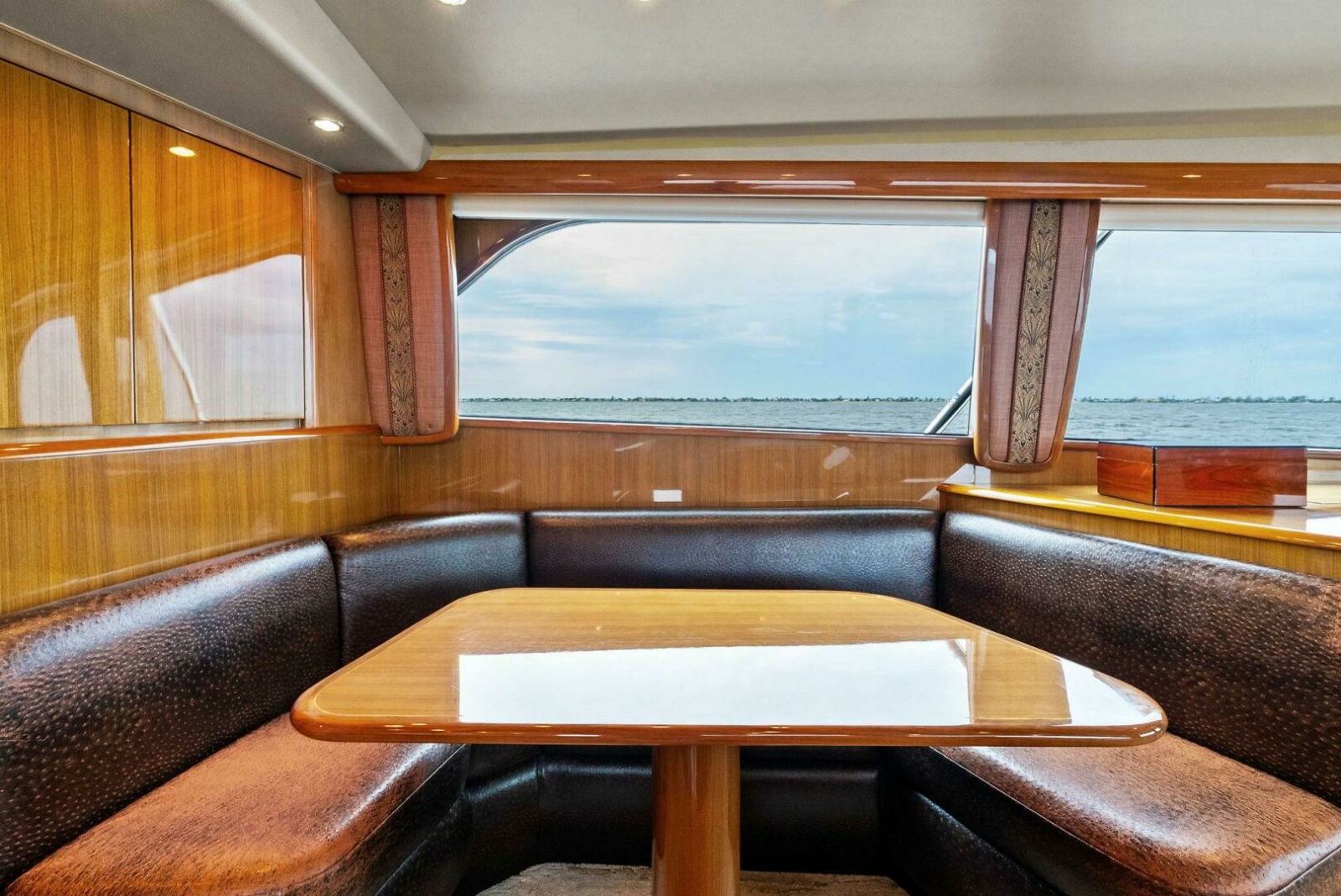 61' 2006 Viking 61 Convertible