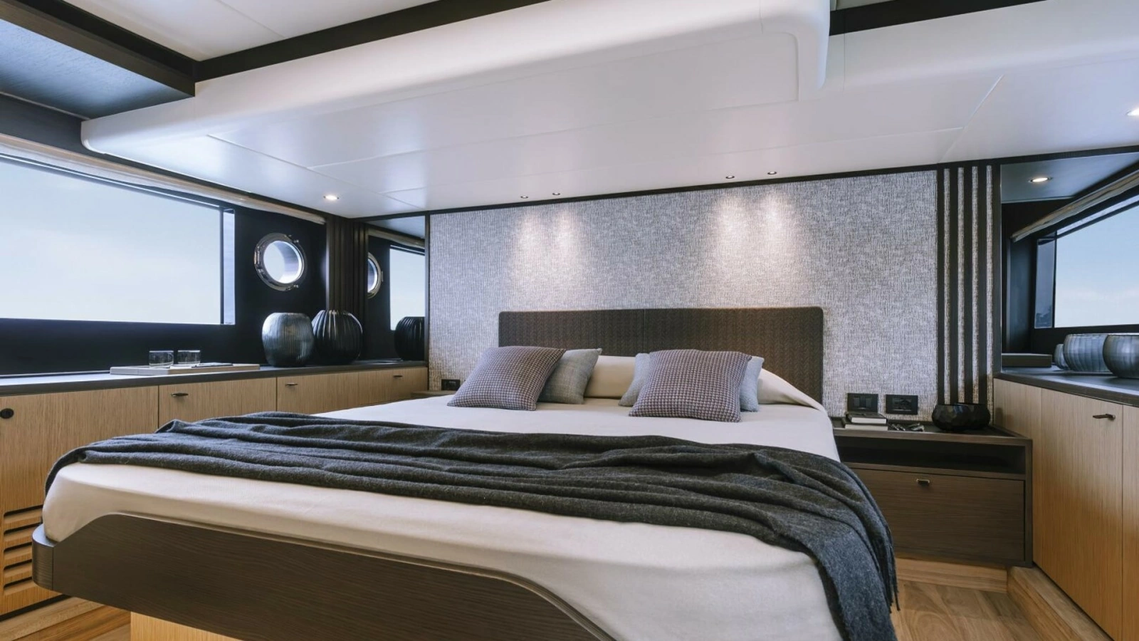 2026 52 Absolute Fly - VIP Stateroom