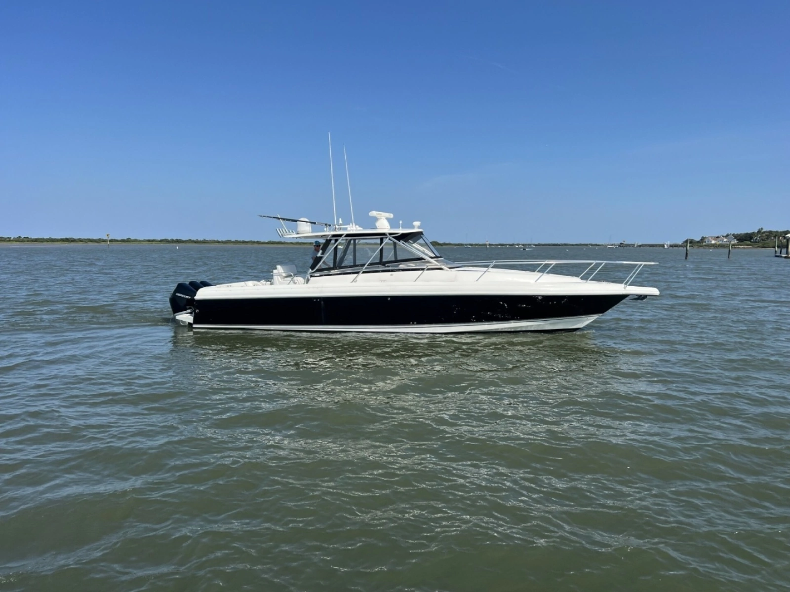 Intrepid 37 FINSURE - Exterior
