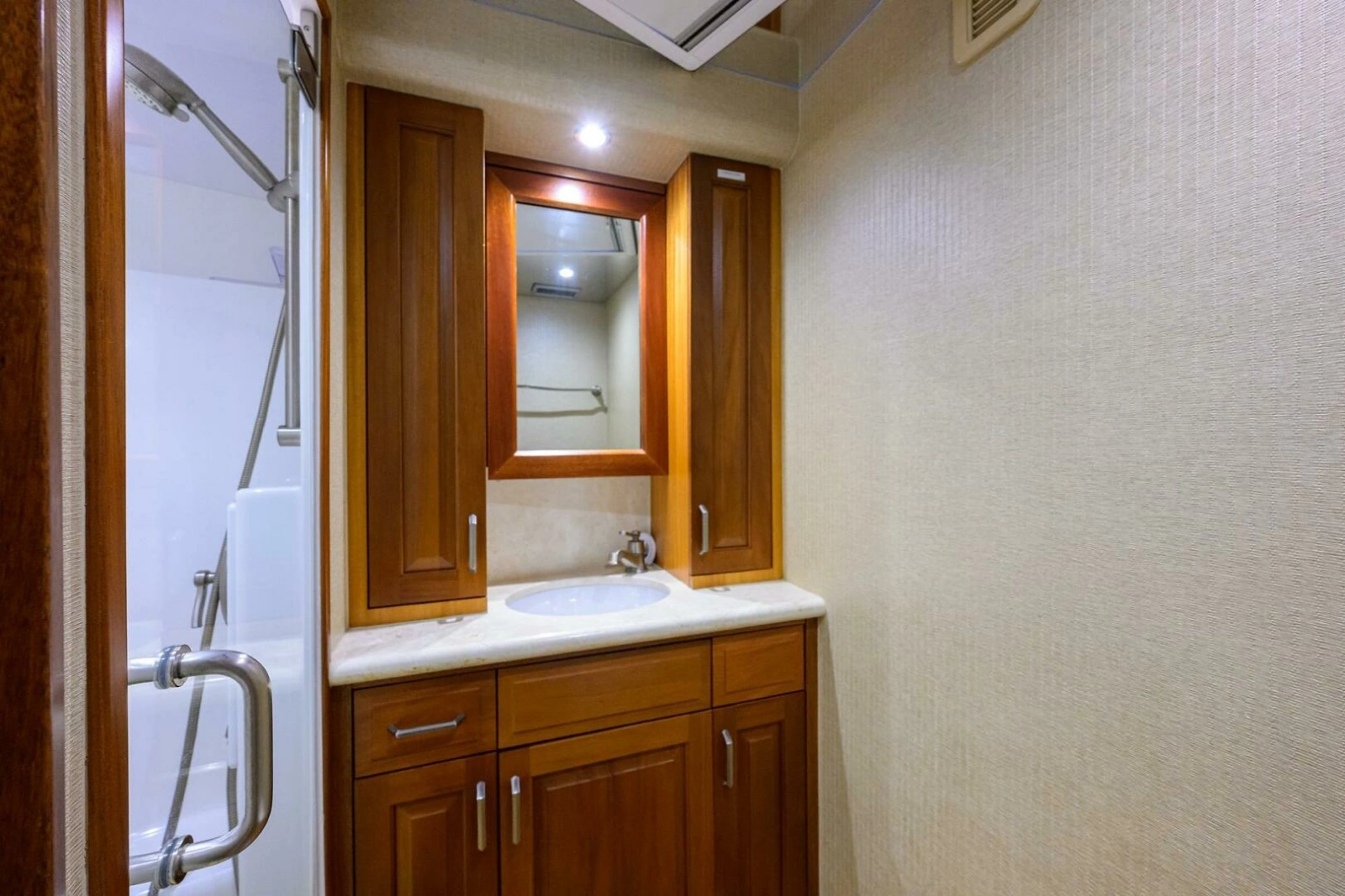Hatteras 63 Reelin N Dealin - Interior Guest Stateroom Head