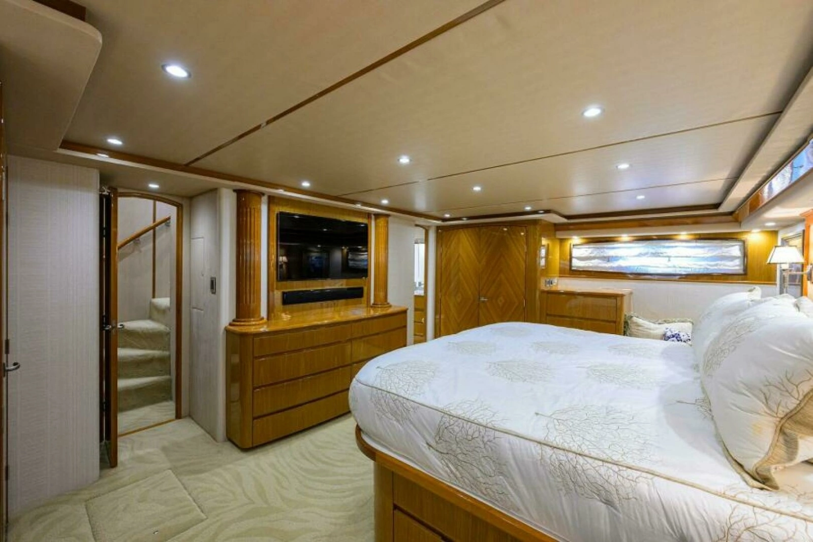 Viking 82 BLU FROG - Master Stateroom