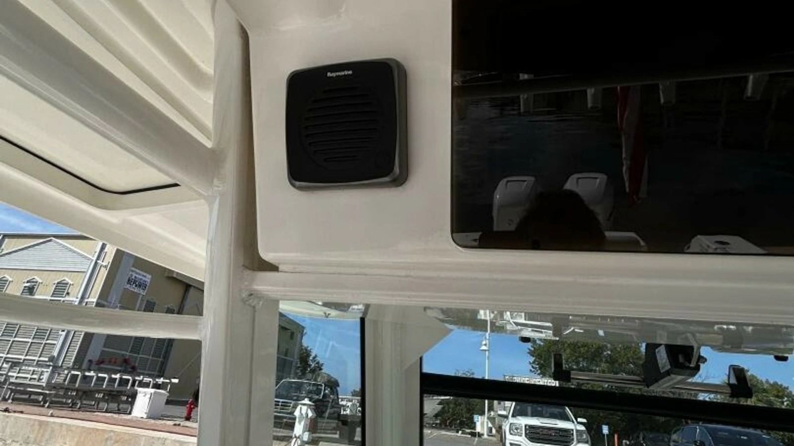 2017 33 Boston Whaler 330 Outrage Helm (9)