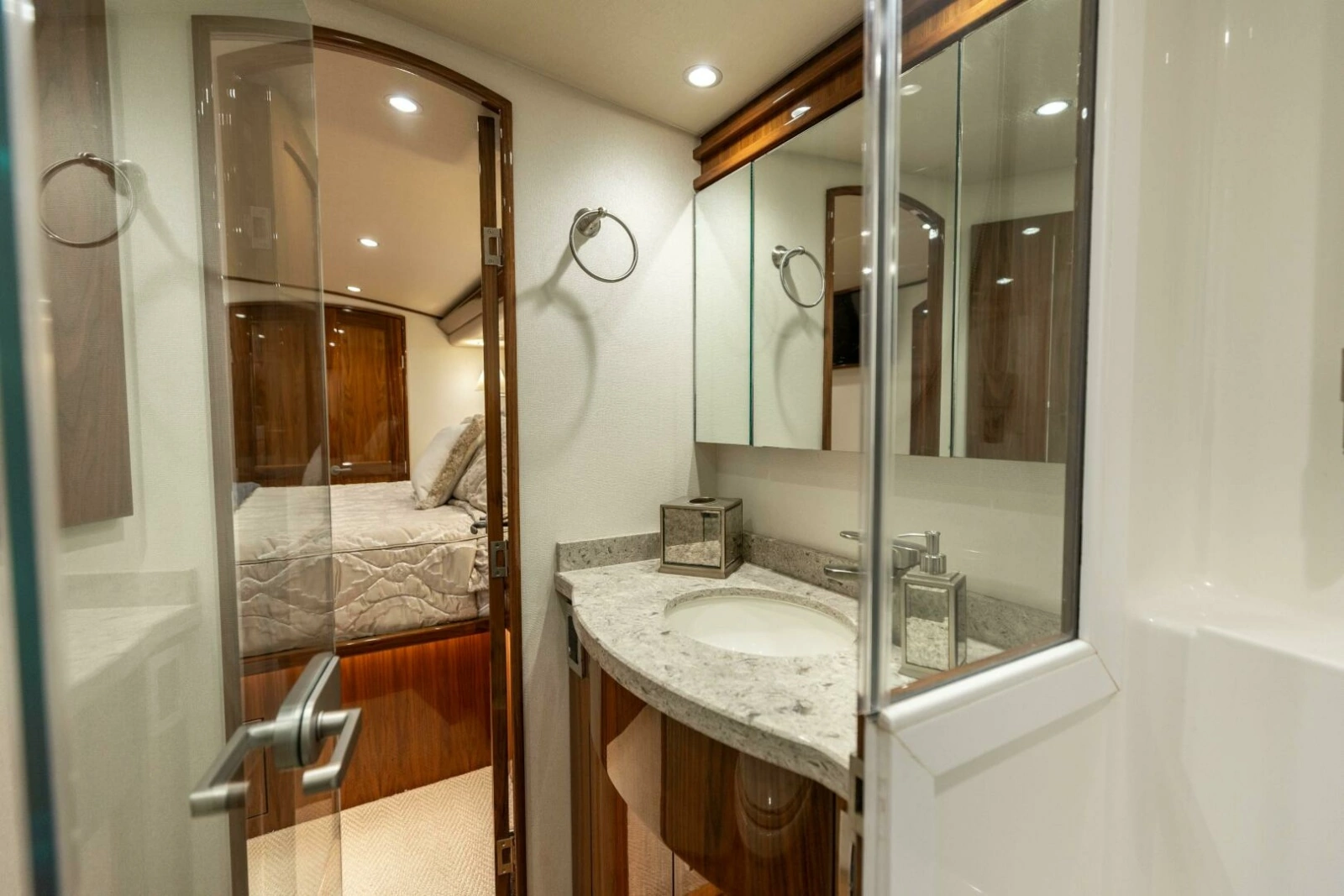2020 Viking 62 Convertible photo 19