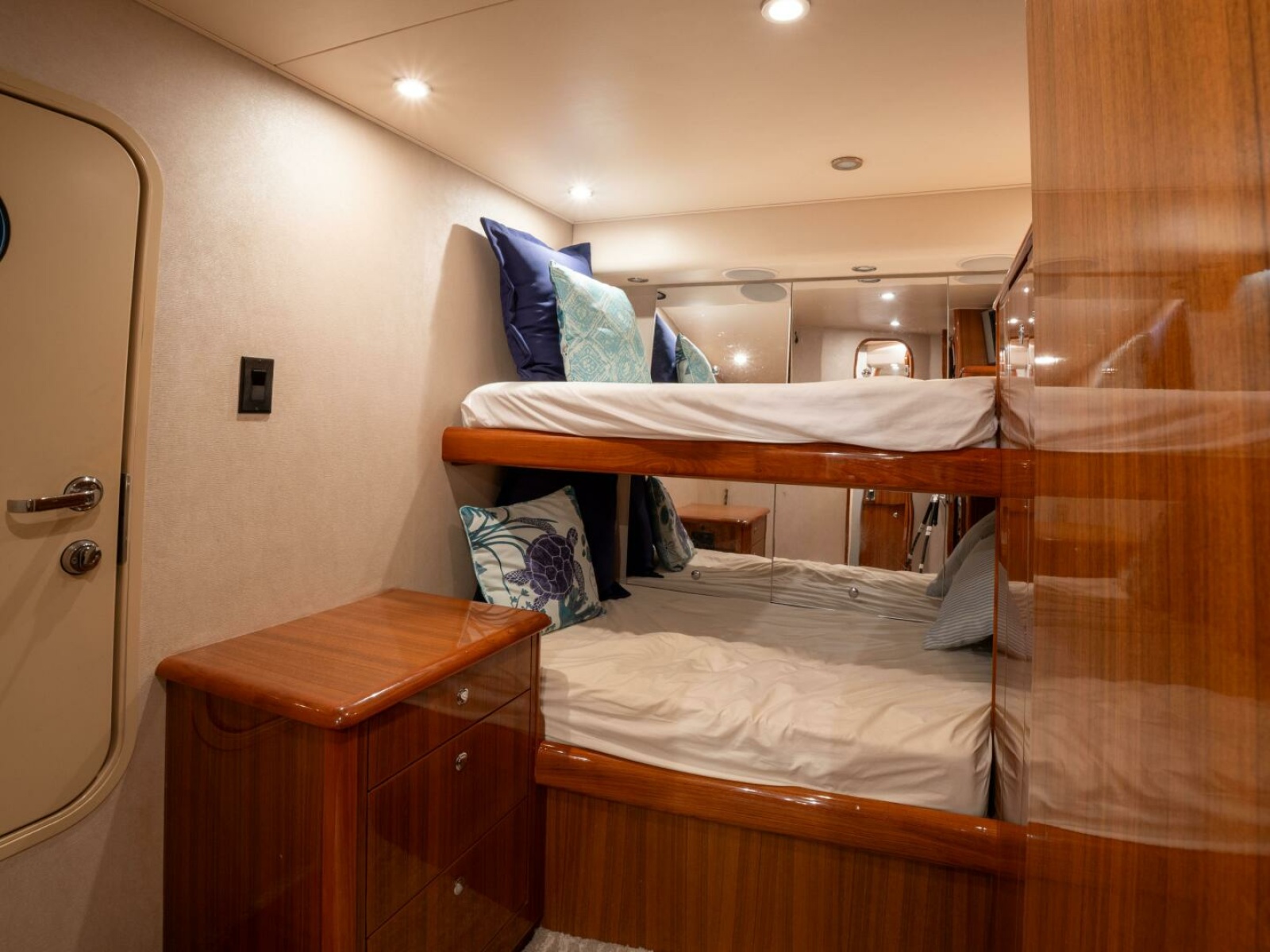 Viking 74 STREAM RUNNER- Crew Quarters