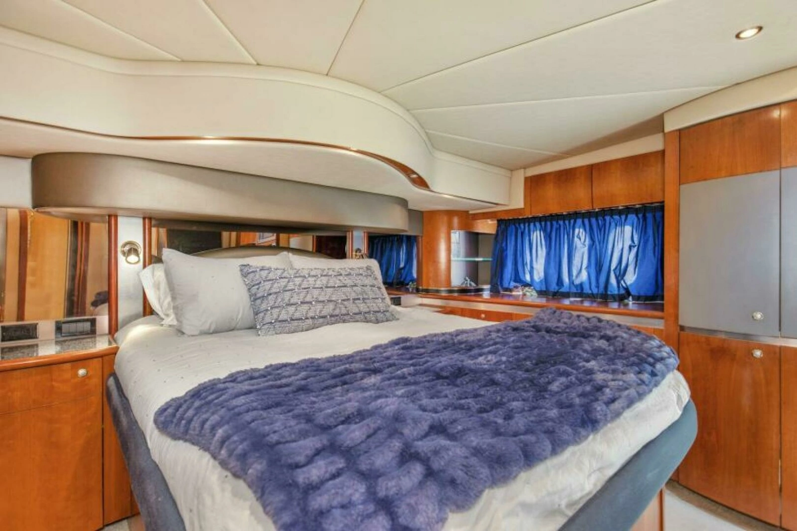 2005 Cruisers Yachts 500 Express photo 6