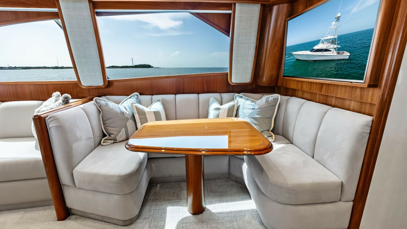 Salon Dinette with Panoramic Views