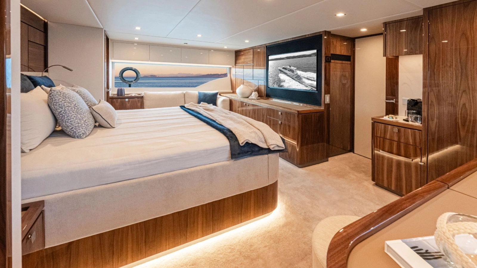 6800 SPORT YACHT 68ft Riviera Yacht For Sale