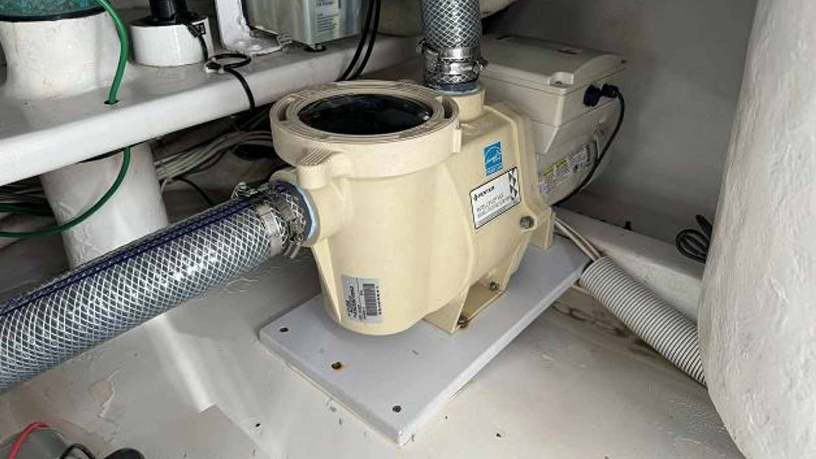 2007 74 Viking 74 Enclosed Bridge Never Settle - Port Tuna Tube Pump