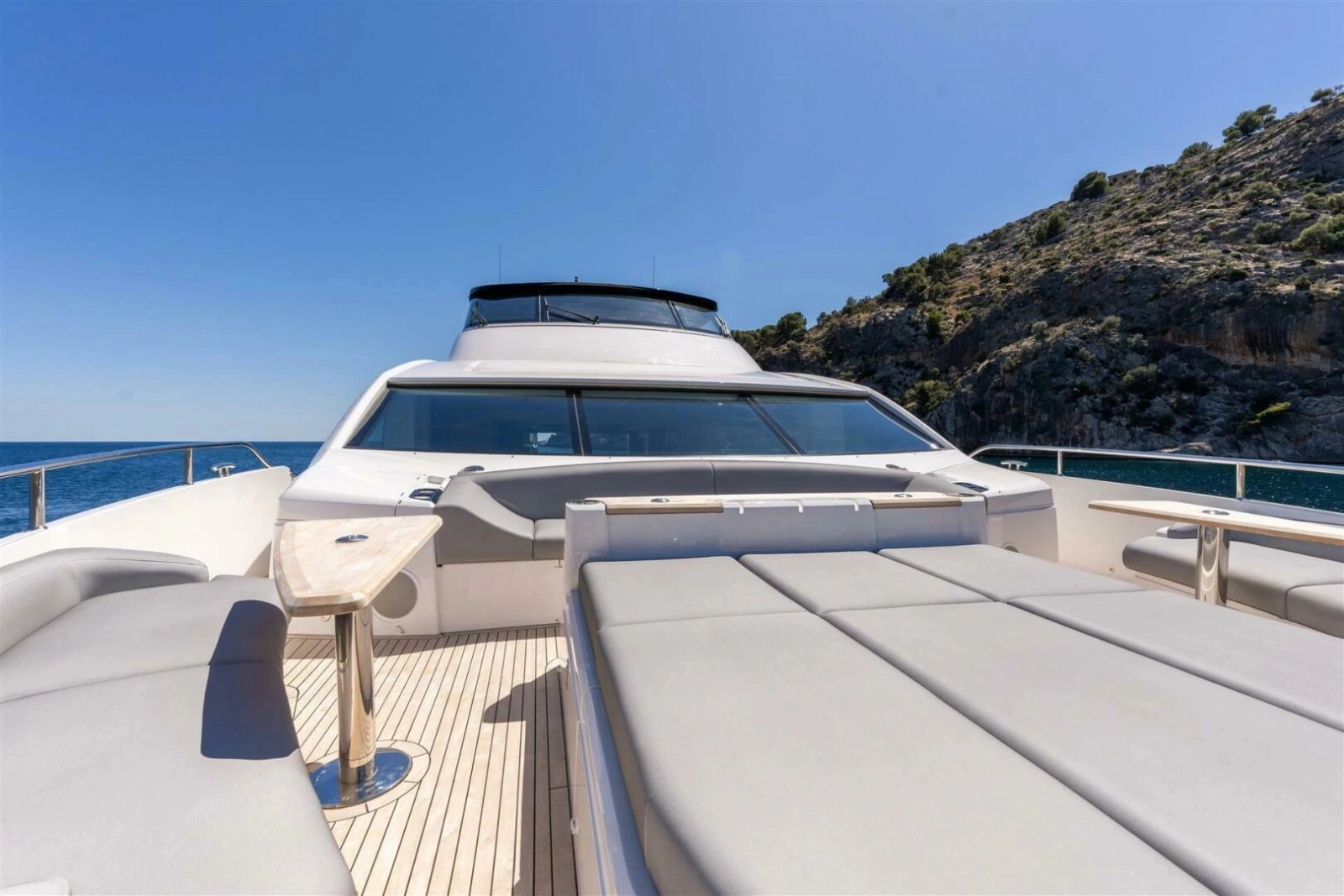 90 OCEAN ENCLOSED 90ft Sunseeker Yacht For Sale