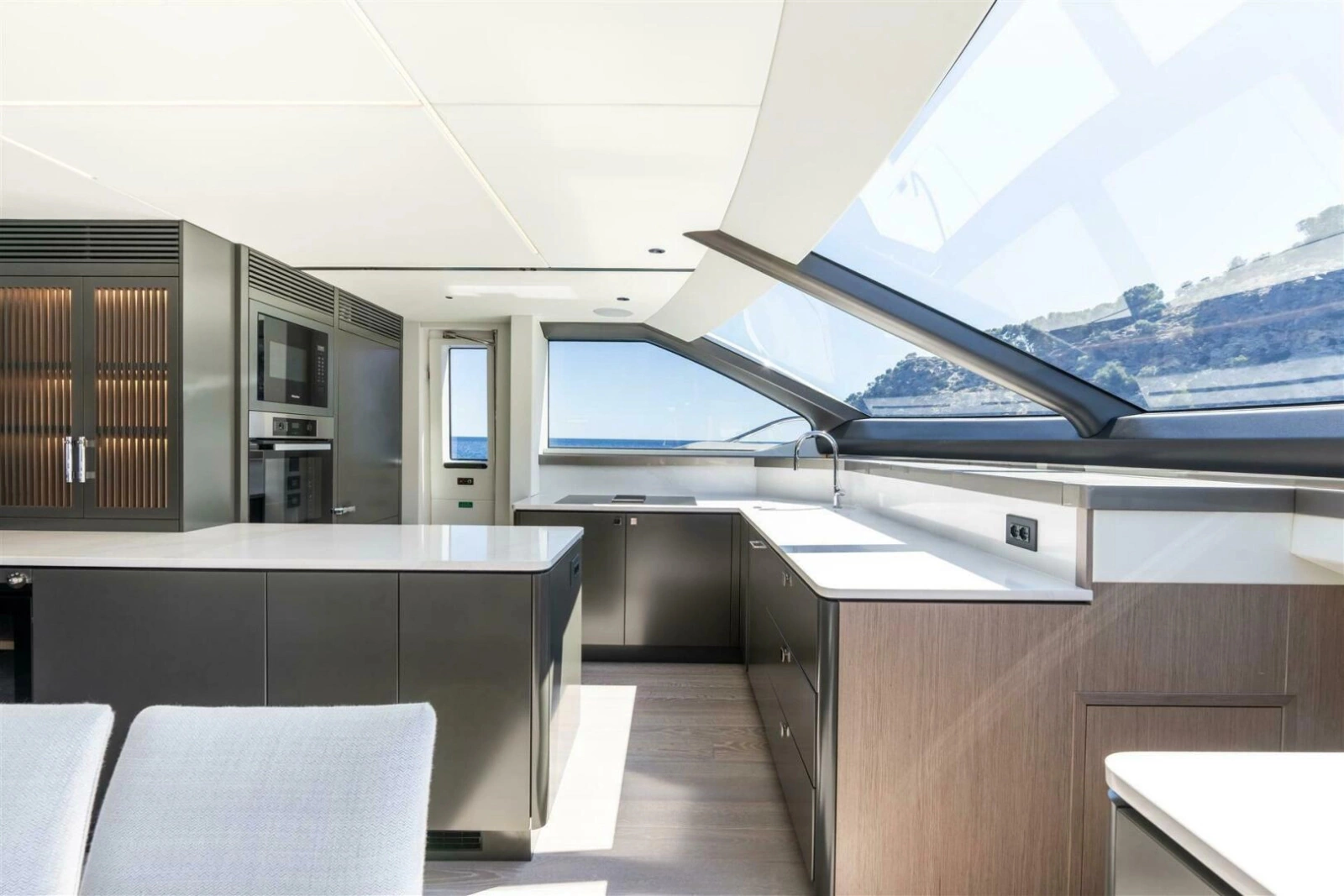 90 OCEAN ENCLOSED 90ft Sunseeker Yacht For Sale
