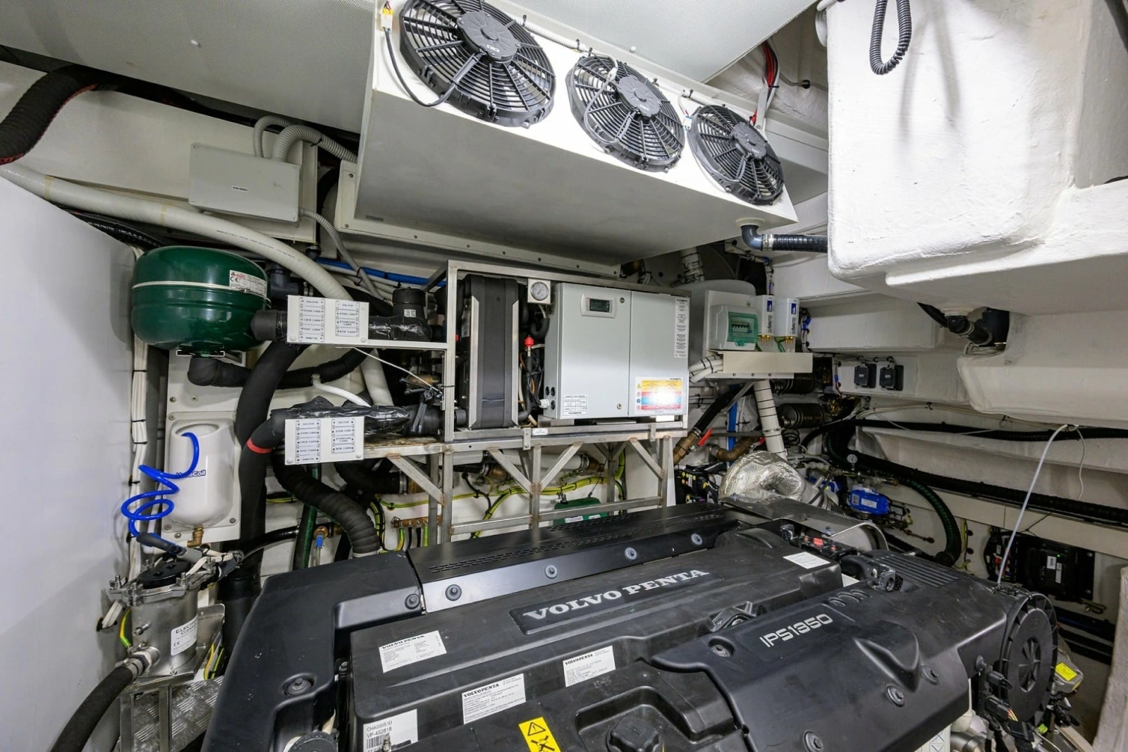 Azimut 78 - DT78 - Engine Room