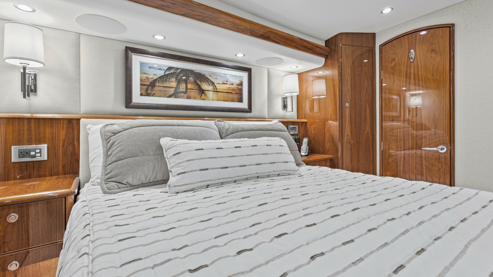 2022 Viking Convertible Cole Play Master Stateroom (3)