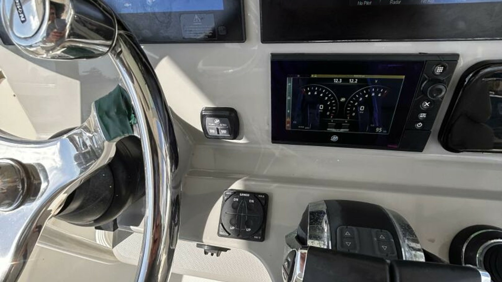 33' 2017 Boston Whaler 330 Outrage