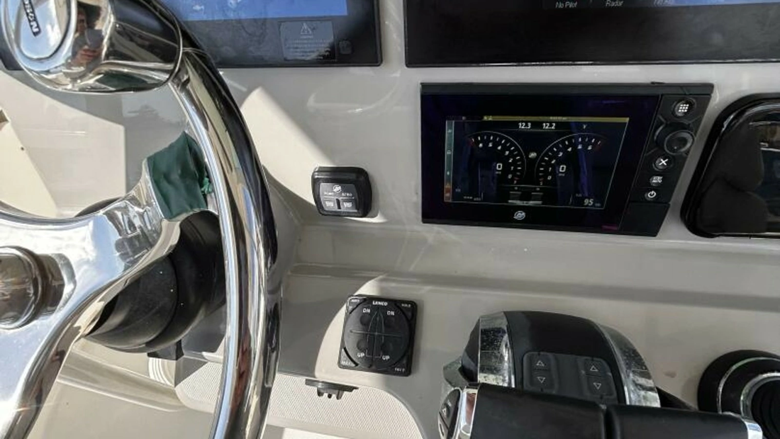 2017 33 Boston Whaler 330 Outrage Helm (5)