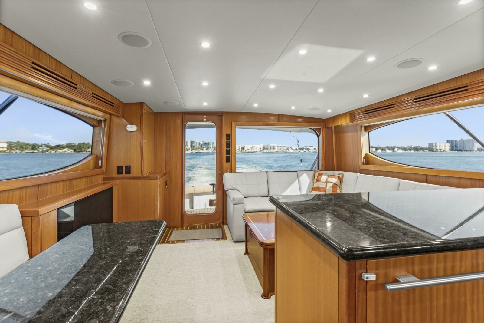 60' 2008 Hatteras 60 Convertible