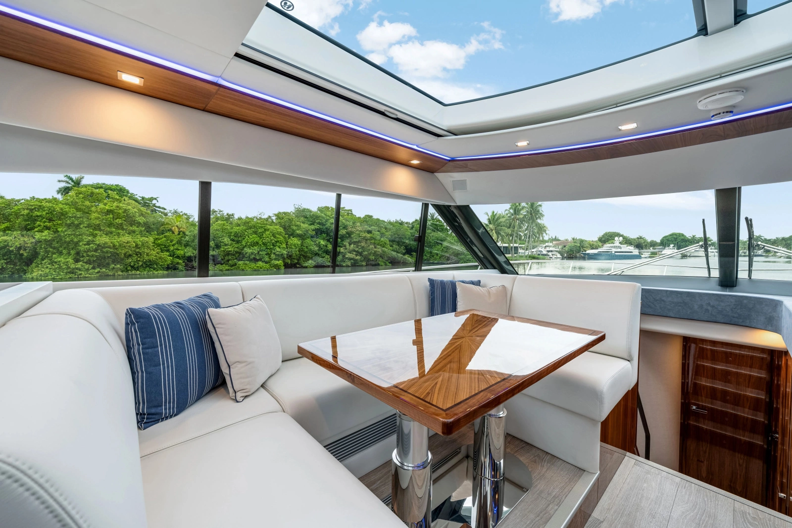 6000 SPORT YACHT 60ft Riviera Yacht For Sale