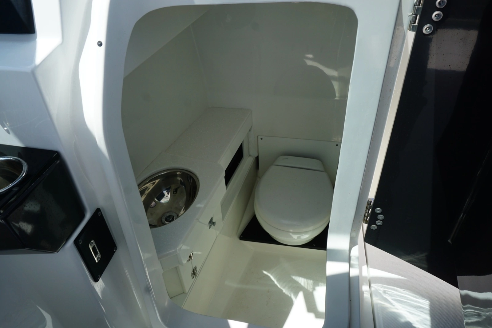 2023 27 Blackfin 272 DC Head Compartment (2)