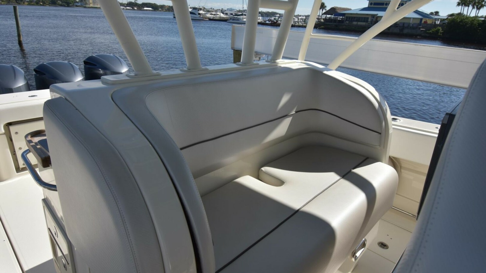 42' 2012 Hydra-Sports 4200 SF