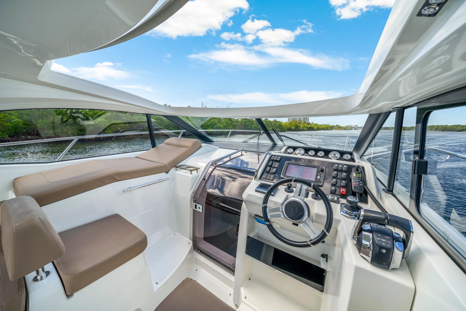2016 Jeanneau Leader 36