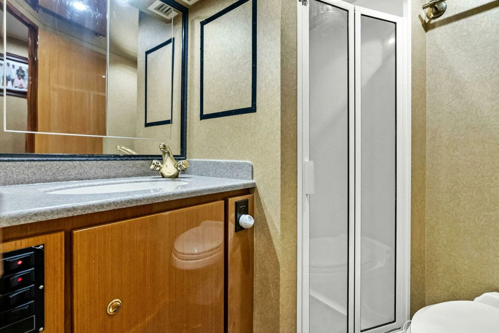 2002 Viking 65 Convertible photo 40