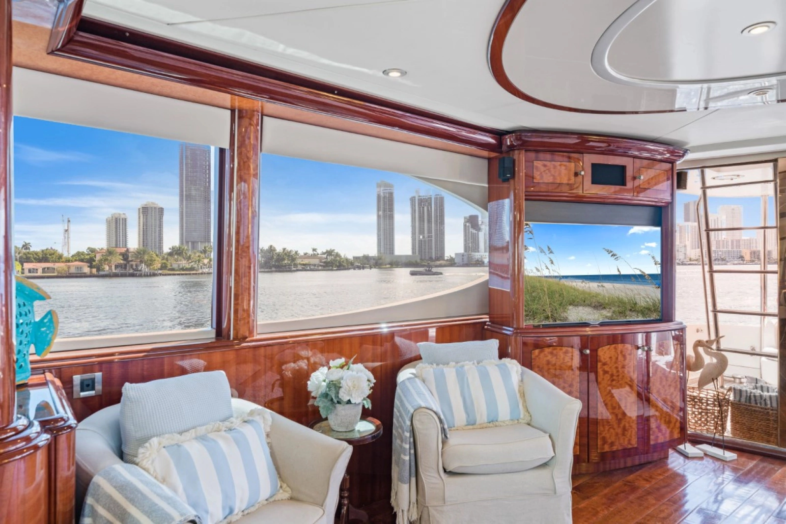 2004 Lazzara Yachts 80 Open Fly