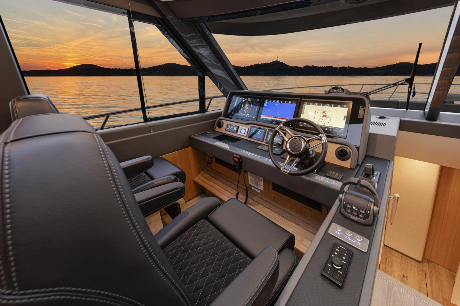 585 SUV 58ft Riviera Yacht For Sale