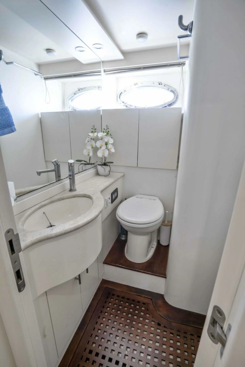 2005 Pershing 76 Motor Yacht - Denise - Head