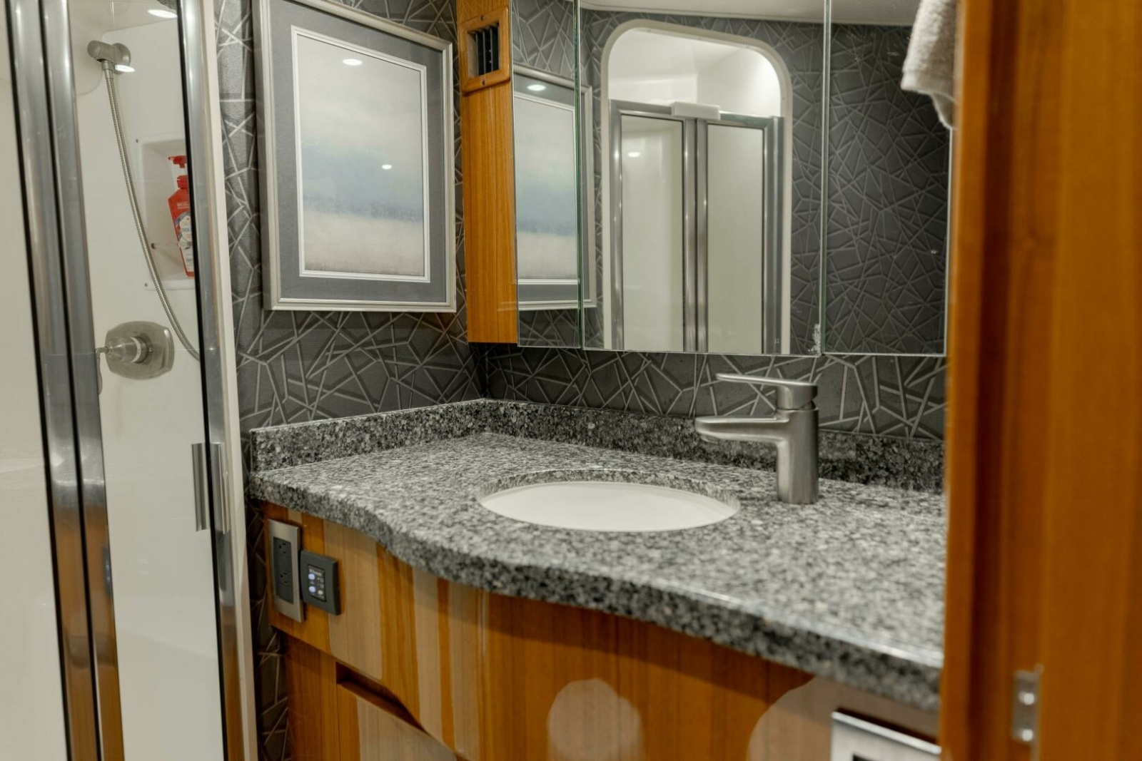 52' 2015 Viking 52 Sport Tower