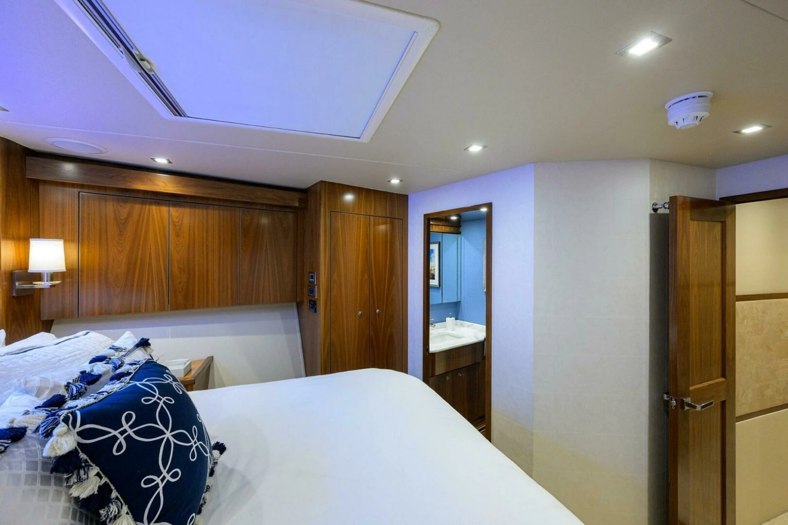Viking 92 CHINA TIME - Forward Stateroom